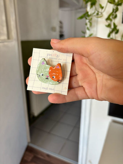 brosa pin pisica verde