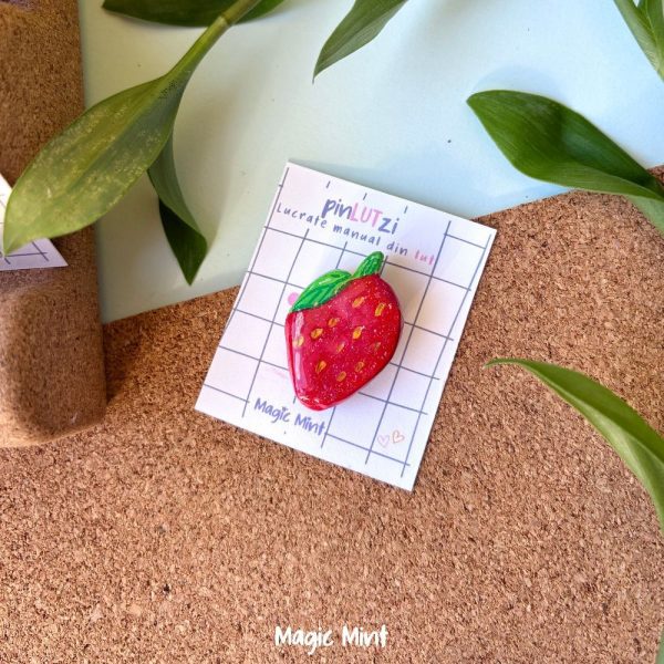 Pin mărțișor căpșună