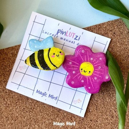 Pin mărțișor albinuță și floare roz