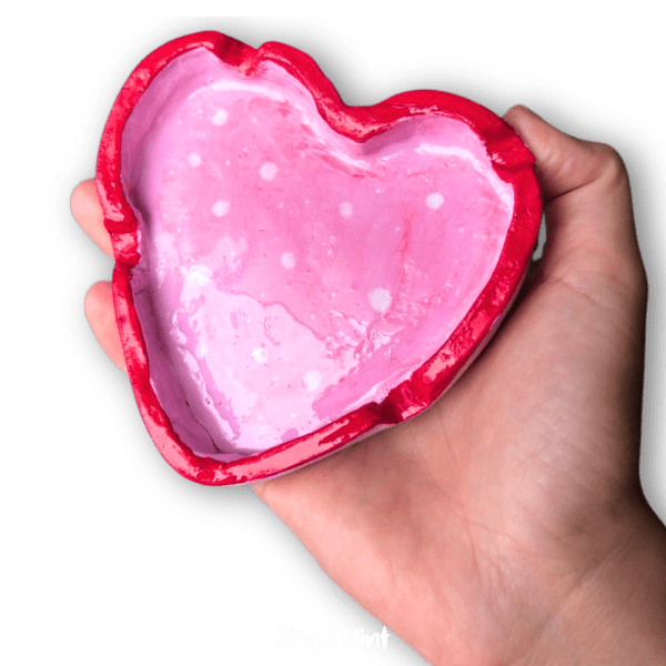 Scrumieră handmade din lut în formă de inimă